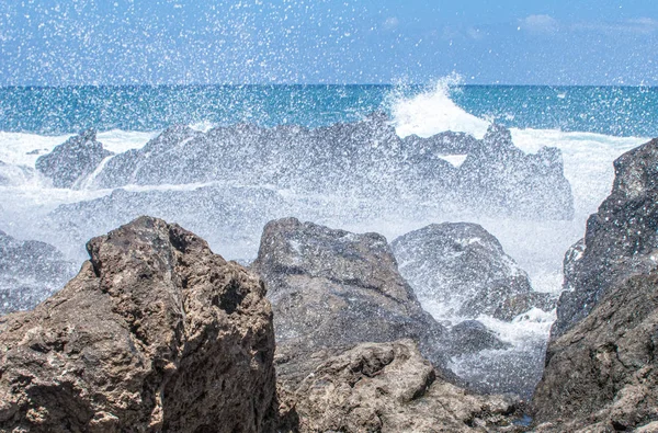 波の破れと溶岩岩の壮大な眺め — ストック写真