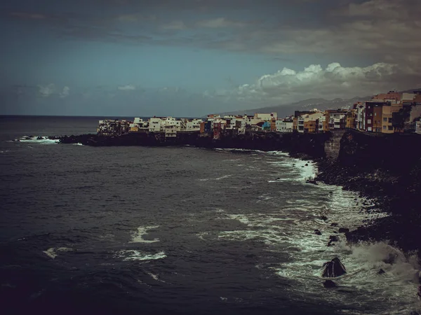 Costa salvaje de Tenerife con pequeño pueblo — Foto de Stock