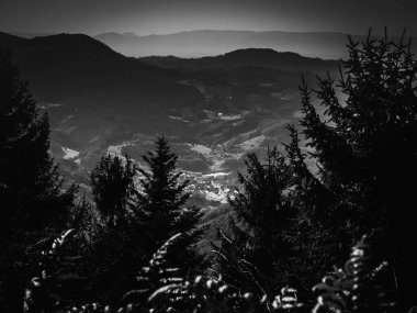 Dağların üzerinden derin bir vadiyle siyah beyaz manzara