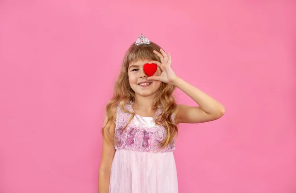 Dziewczynka Różowym Tle Dziewczynka Sercem Rękach Dziewczynka Patrzy Miłością Dziecko — Zdjęcie stockowe