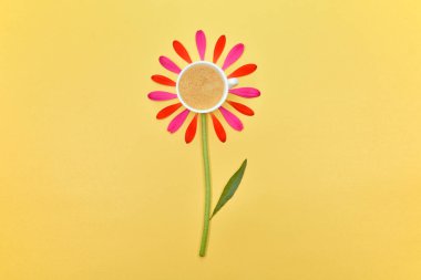 Bir fincan kahve. Yazı için yeri olan bahar çiçekleri. Çiçek arkaplan. Sarı arka planda çiçekler ve beyaz bardak. Sarı arka planda taç yaprakları olan bir fincan kahve. Çiçekler ve kahve..