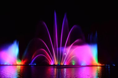 Lazer animasyonlu müzik çeşmesi. Roshen setinde, Ukrayna 'nın Vinnitsa şehrinde gece lazeri gösterisi. Vinnitsa, Ukrayna' da 