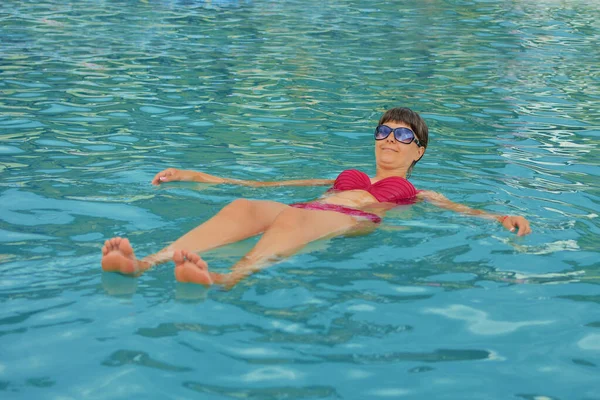 Uma Menina Nada Lago Sal Foco Seletivo Uma Mulher Nada — Fotografia de Stock