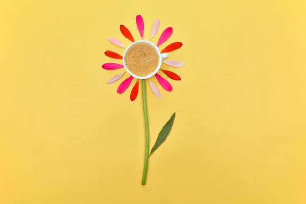 コーヒーを一杯 春の花の背景とテキスト用スペース 花の背景 黄色の背景に花と白のカップ 黄色の背景に花弁のあるコーヒーカップ 花とコーヒー ロイヤリティフリーのストック写真