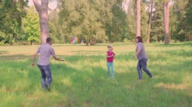 Aile voleybolu. Baba ve kızı voleybol oynuyor. Torun ve büyükanne top oynuyorlar. Aile doğada parkta dinleniyor. Baba ve kızı eğleniyor. Büyükanne ve torun.