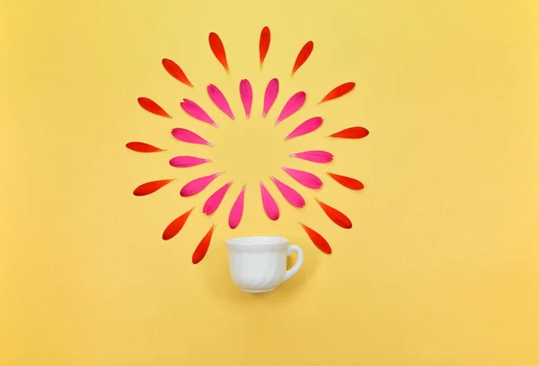 コーヒーを一杯 春の花の背景とテキスト用スペース 花の背景 黄色の背景に花と白のカップ 黄色の背景に花弁のあるコーヒーカップ 花とコーヒー ロイヤリティフリーのストック画像