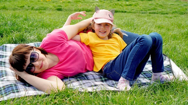 Ragazzina con la mamma sul lago, divertendosi. — Foto Stock