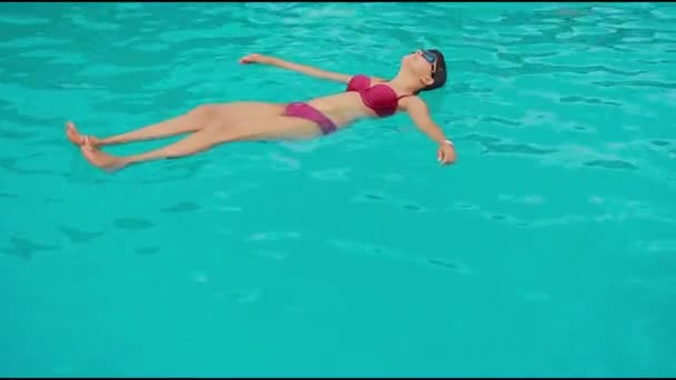 En flicka simmar i en saltsjö. — Stockvideo