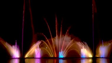 Roshen seti üzerinde, Ukrayna 'nın Vinnitsa şehrinde gece lazeri gösterisi. Lazer animasyonlu müzik çeşmesi. Vinnitsa, Ukrayna' da 