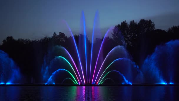 Musical fountain with laser animations. — Stock Video