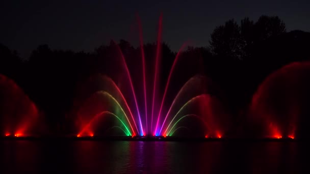 Musical fountain with laser animations. — Stock Video