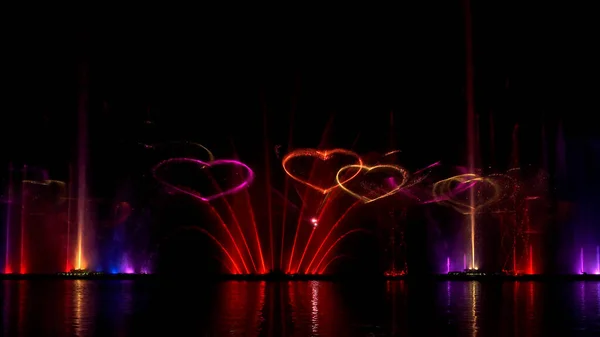 带激光动画的音乐喷泉 — 图库照片