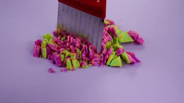 Çok tatmin edici ve rahatlatıcı Kinetik Kum ASMR videosu. Stres önleyici makroyu renkli Kinetik Kumu bıçakla kapatmak. ASMR sesleri.