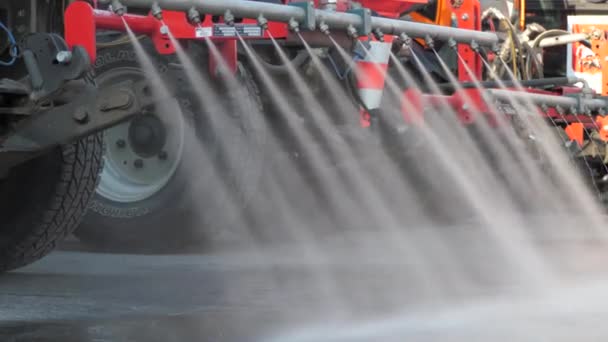 Die Wasserstrahlen Strömen Aus Der Düse Des Sprinklers Der Bewässerungsmaschine — Stockvideo