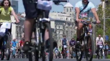 Moskova, Rusya - 19 Mayıs 2019: Bisiklet festivali Bike Parade Street maratonu. Bisiklet emkine binen insan kalabalığı