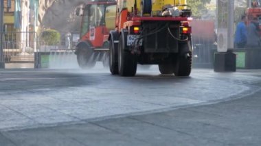 Moskova - 7 Mayıs 2019: Sokak temizleme makinesi. Şehrin temizliği. Yolların temizliği. Temizlik arabaları yolu sulayarak toz ve kirden temizliyor.
