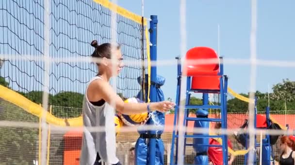 Moskva Ryssland Maj 2019 Young Athletic Girl Coach Bedriver Beachvolleyboll — Stockvideo