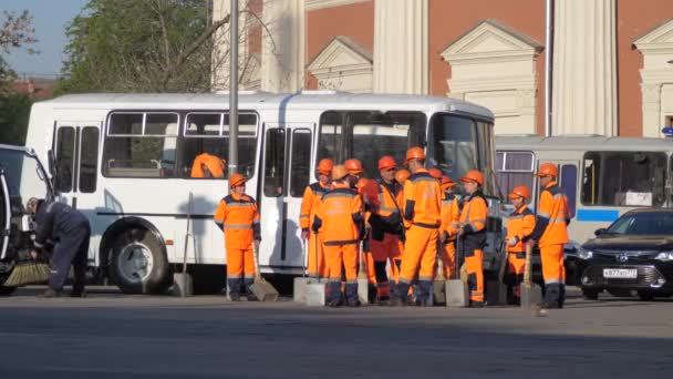 Moscú Mayo 2019 Una Multitud Empleados Uniforme Naranja Está Preparando — Vídeo de stock