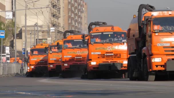 莫斯科 2019年5月7日 一列橙色汽车清洁服务沿路移动 — 图库视频影像