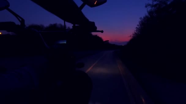 Hombre Monta Una Bicicleta Atardecer Por Noche Luces Ciudad Reflejadas — Vídeo de stock