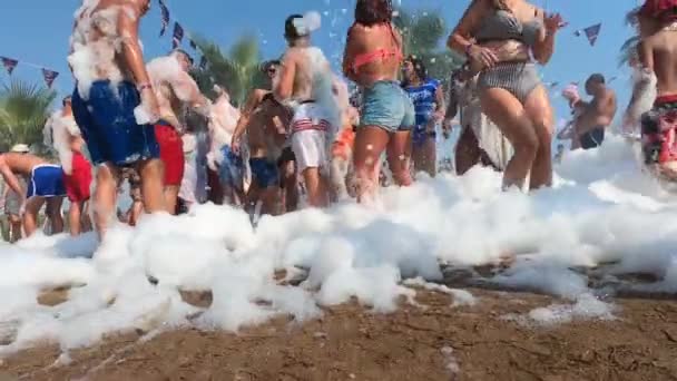 土耳其 9月4日 2019 泡沫海滩夏季派对 大炮把泡沫的流扔向人们 — 图库视频影像