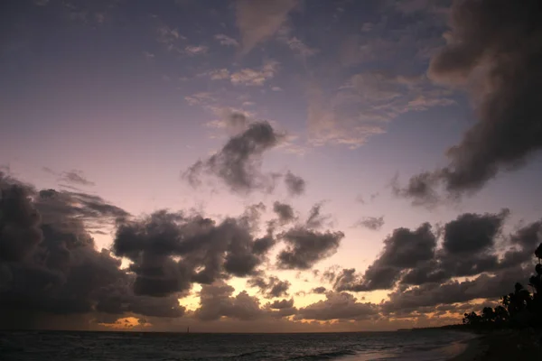 Gewitterwolken, Sturm über dem Ozean, dramatische Wolken nach Sturm Küstenlinie — Stockfoto
