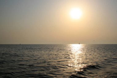 Deniz arka plan üzerinde güzel gündoğumu cloudscape. Güneş ışınları pitoresk bulutlar aracılığıyla ışınlanıyor