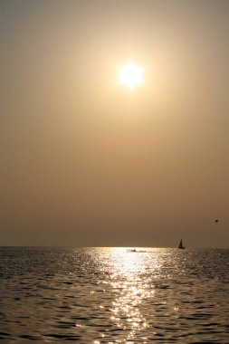 Deniz arka plan üzerinde güzel gündoğumu cloudscape. Güneş ışınları pitoresk bulutlar aracılığıyla ışınlanıyor