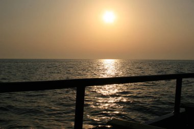 Deniz arka plan üzerinde güzel gündoğumu cloudscape. Güneş ışınları pitoresk bulutlar aracılığıyla ışınlanıyor