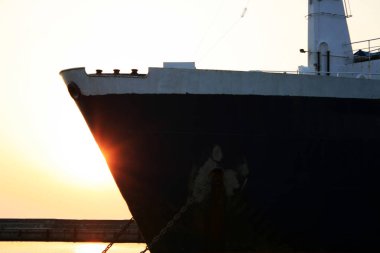 Deniz arka plan üzerinde güzel gündoğumu cloudscape. Güneş ışınları pitoresk bulutlar aracılığıyla ışınlanıyor