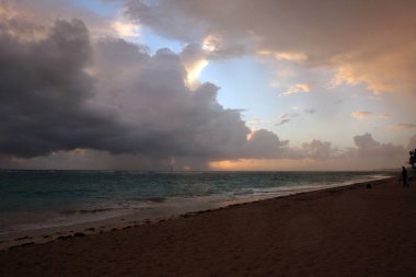 Deniz arka plan üzerinde güzel gündoğumu cloudscape. Güneş ışınları pitoresk bulutlar aracılığıyla ışınlanıyor