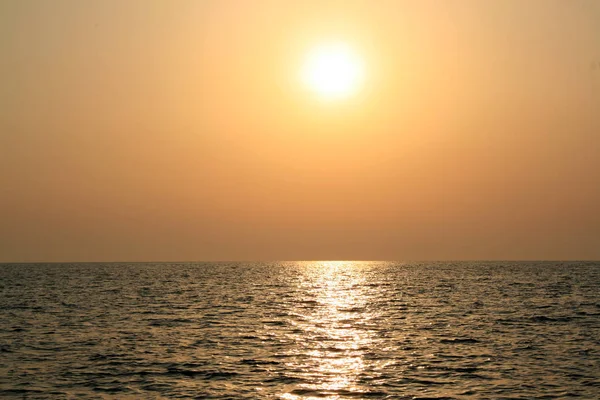 Schöne Sonnenaufgangswolkenlandschaft über dem Meereshintergrund. Sonnenstrahlen strahlen strahlen durch malerische Wolken — Stockfoto