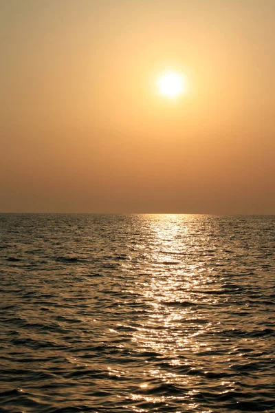 Schöne Sonnenaufgangswolkenlandschaft über dem Meereshintergrund. Sonnenstrahlen strahlen strahlen durch malerische Wolken — Stockfoto