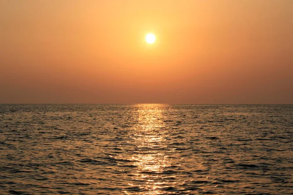 Schöne Sonnenaufgangswolkenlandschaft über dem Meereshintergrund. Sonnenstrahlen strahlen strahlen durch malerische Wolken — Stockfoto