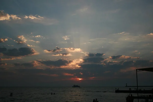 Schöne Sonnenaufgangswolkenlandschaft über dem Meereshintergrund. Sonnenstrahlen strahlen strahlen durch malerische Wolken — Stockfoto