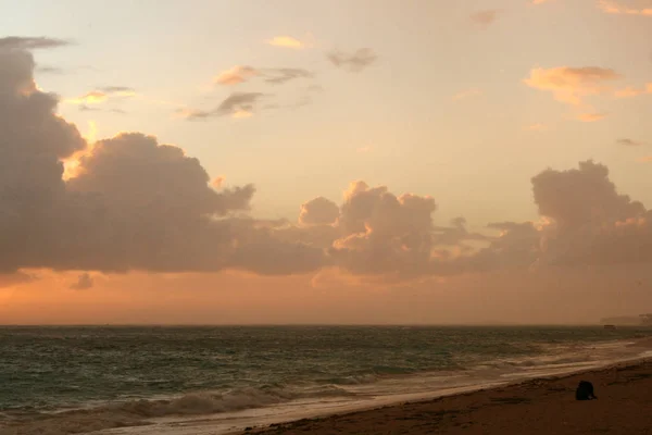 Schöne Sonnenaufgangswolkenlandschaft über dem Meereshintergrund. Sonnenstrahlen strahlen strahlen durch malerische Wolken — Stockfoto