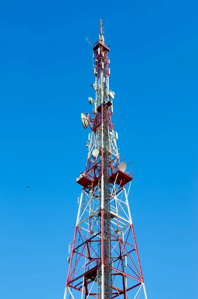 Hoge Televisietoren Tegen Blauwe Hemel — Stockfoto