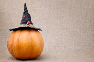 Kabak çuval bezi arka planda koymak cadı şapka.