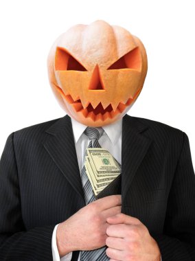 Kabak kafa yerine Cadılar Bayramı için adam portresi. Jack-o-Lantern siyah elbiseli parayı elinde tutar. Kabak Cadılar Bayramı için bir gülümseme şeklinde oyulmuş.