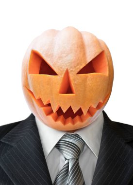 Kabak kafa yerine Cadılar Bayramı için adam portresi. Jack-o-Lantern siyah takım elbiseli. Kabak Cadılar Bayramı için bir gülümseme şeklinde oyulmuş.