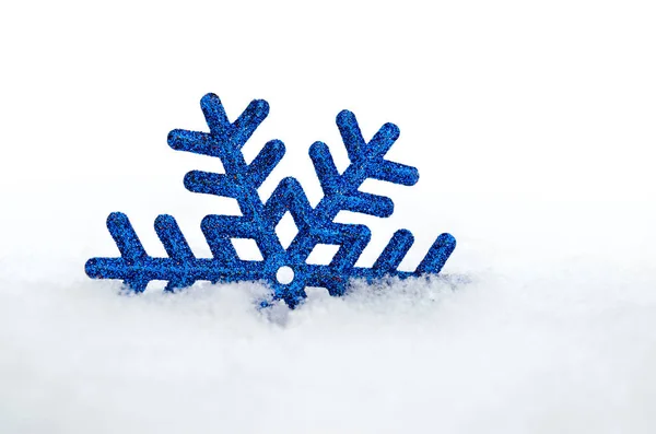 Weihnachtsschneeflocke Einer Flauschigen Weißen Schneewehe Neujahrsspielzeug — Stockfoto