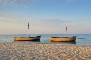 Gün batımı arka plan, kıyıya yakın demirleyen balıkçı tekneleri