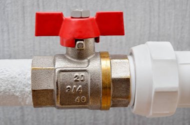 Çelik boru, musluk ve polipropilen boru sıhhi tesisat bağlantısı.