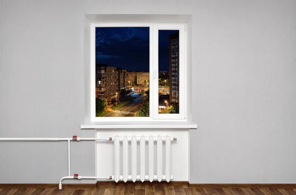 暖房と空の部屋で白い窓灰色の壁と 自宅の窓からの景観 — ストック写真