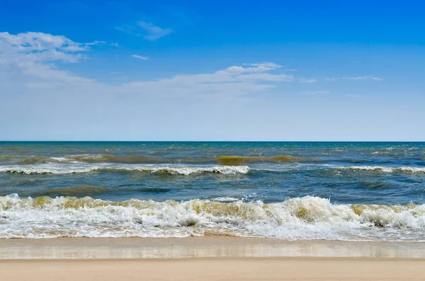 Κύματα Της Θάλασσας Πλένονται Καθαρή Παραλία Κατασκευασμένα Από Κελύφη Τοπίο — Φωτογραφία Αρχείου