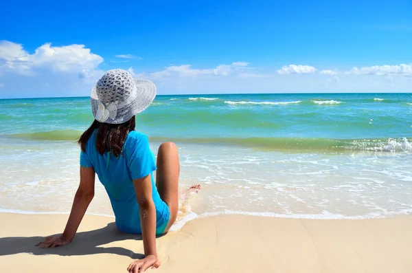 Νεαρό Κορίτσι Ένα Λευκό Καπέλο Στην Παραλία Καθαρή Αμμώδη Παραλία — Φωτογραφία Αρχείου