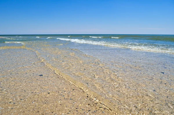 海浪把海滩拍打在蓝天上 野外海滩上的风景 夏天的大海 — 图库照片