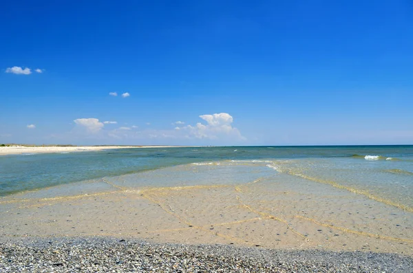 海の波は青い空に対してビーチを洗う 野生のビーチでの風景 夏の海 — ストック写真