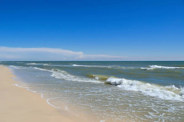 Las Olas Del Mar Lavan Playa Contra Cielo Azul Paisaje — Foto de Stock