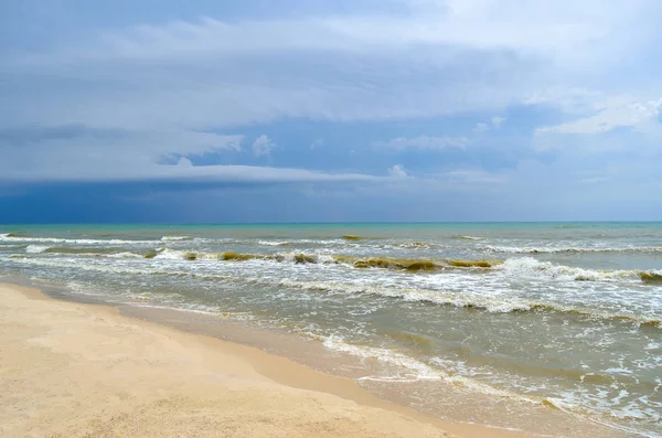 Las Olas Del Mar Lavan Playa Arena Limpia Paisaje Una — Foto de Stock